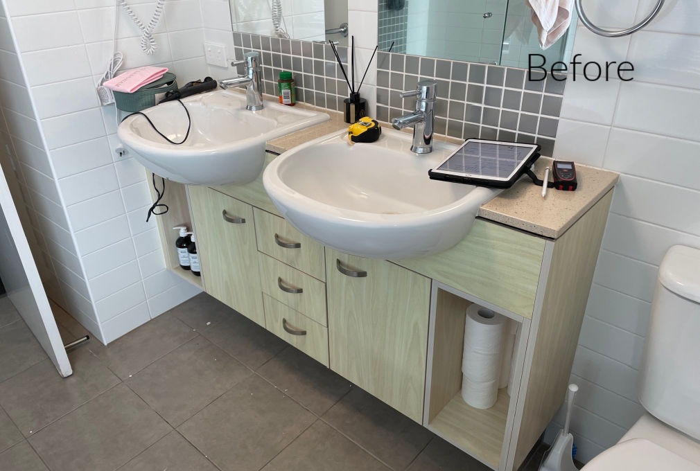 2676 bathroom before Wetbar before refinishing