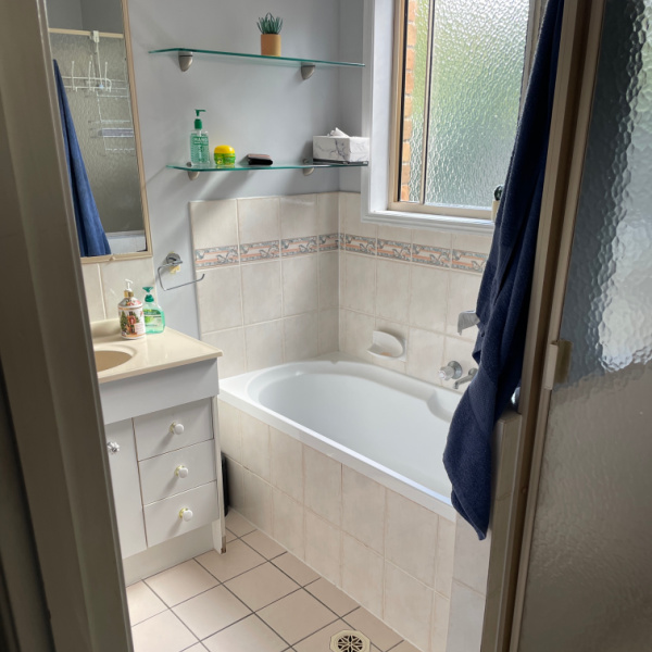 3831 bathroom before 600x600