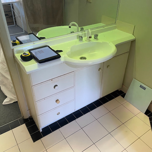 3848 bathroom before 2600x600